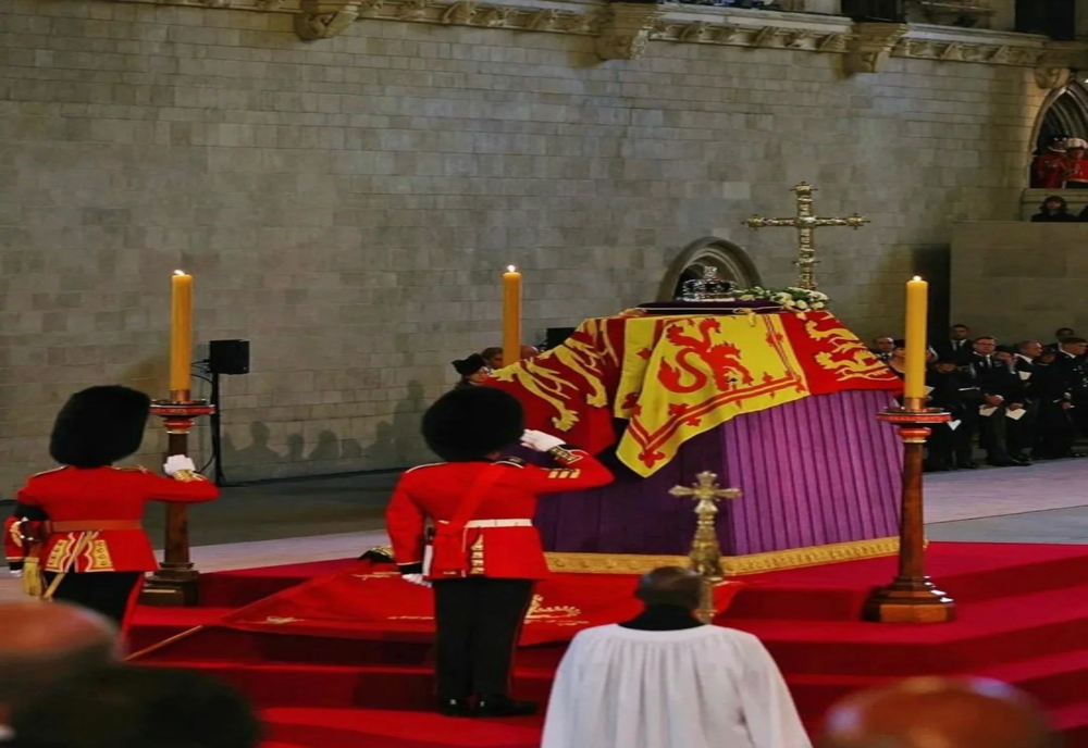 FOTO Sicriul Reginei Elisabeta a II-a a ajuns la Westminster Hall