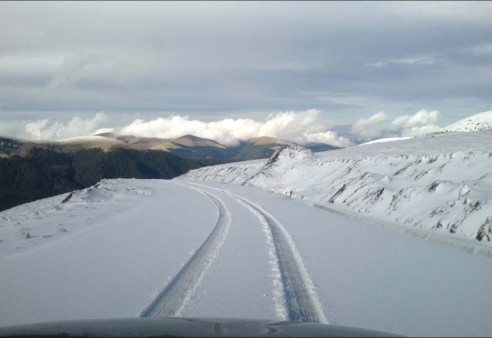 VIDEO|Ninge pe Transalpina! Evitați deplasarea dacă nu aveți autovehicule echipate de iarnă