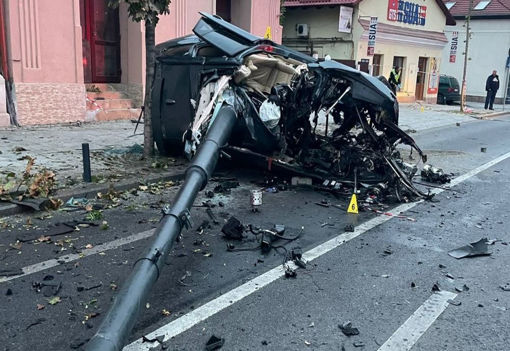 Grav accident în centrul Clujului! Un tânăr a murit pe loc: maşina s-a făcut zob (FOTO)