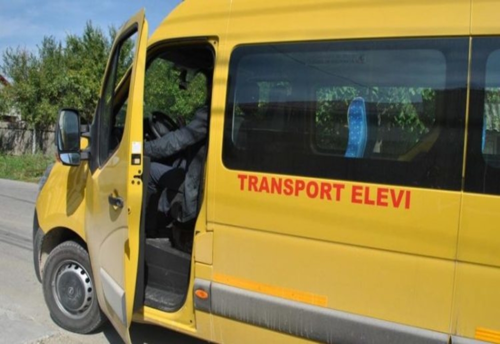 Microbuzul unei şcoli din Dolj, în trafic fără asigurare. Poliţiştii au amendat primăria şi au ridicat plăcuţele de înmatriculare ale vehiculului