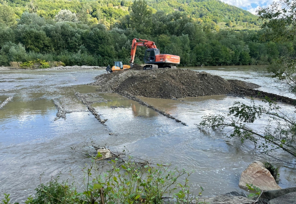 Lucrările de decolmatare a râului Vișeu în comuna Bistra, finalizate