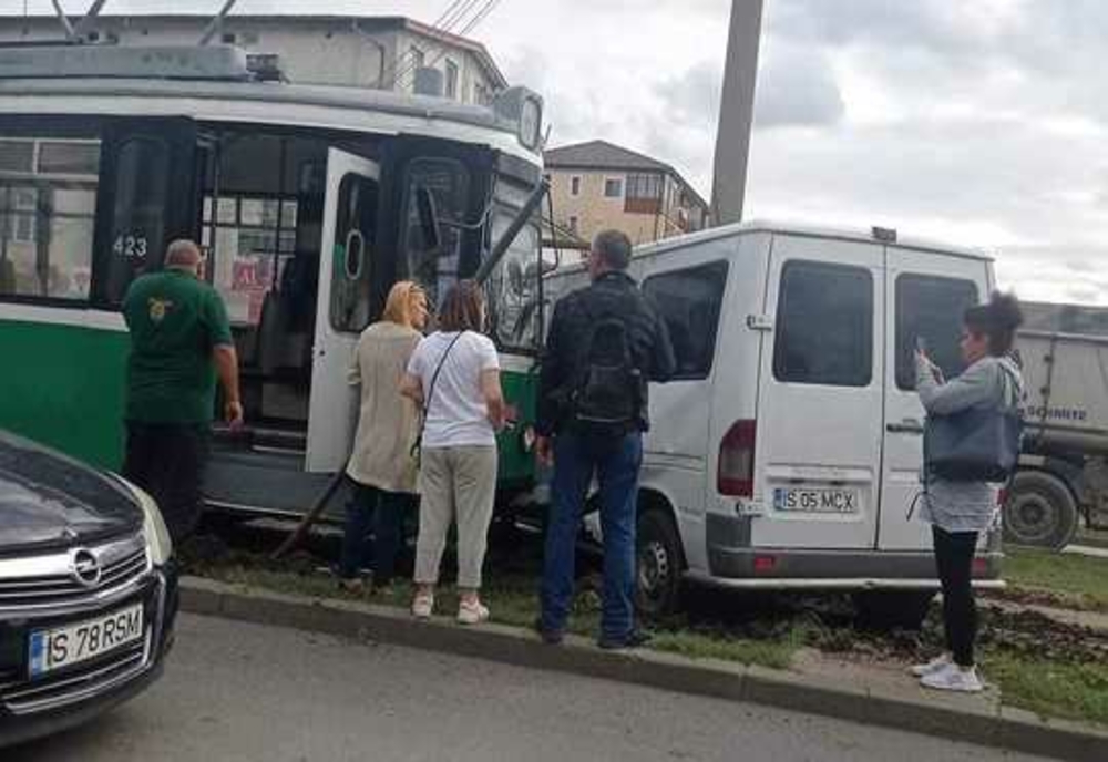 Accident între un tramvai şi un microbuz: O persoană a rămas blocată