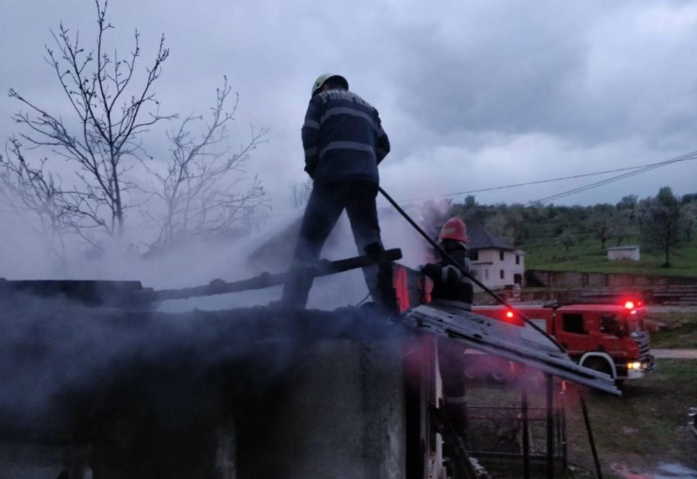Incendiu la o anexă gospodărească pe Valea Dâmboviței. S-a acționat cu două autospeciale de stingere