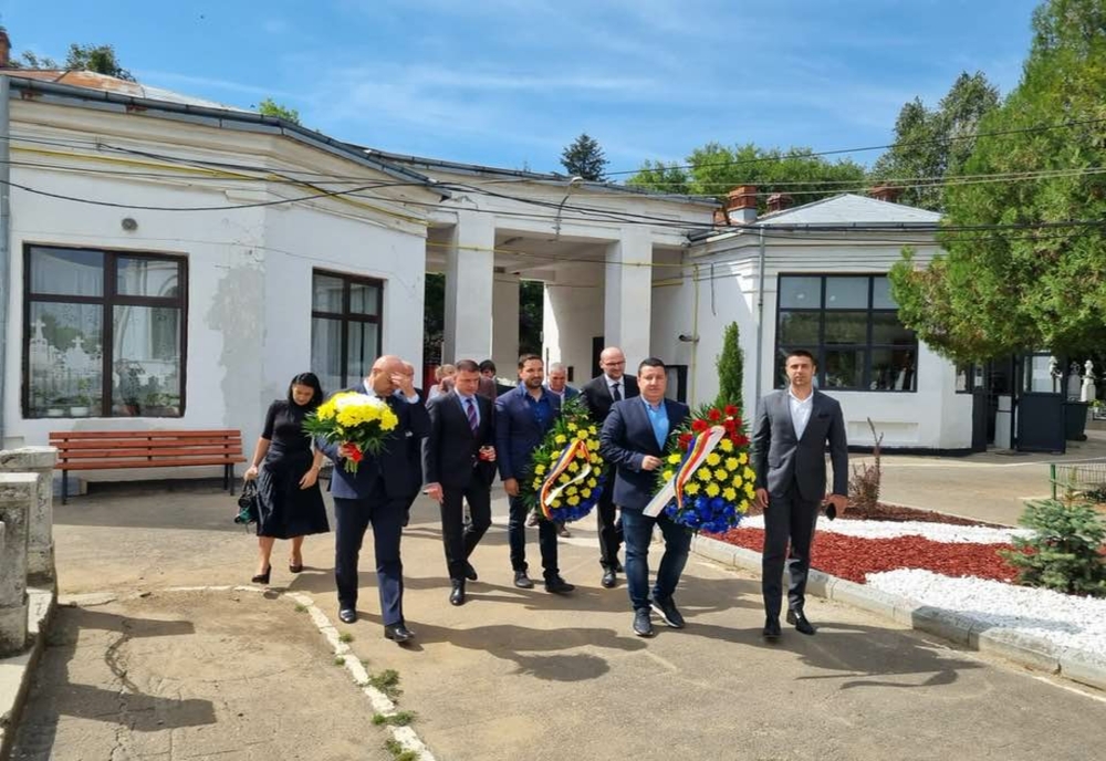 Liberalii prahoveni au depus coroane de flori la mormântul lui Mircea Ionescu-Quintus