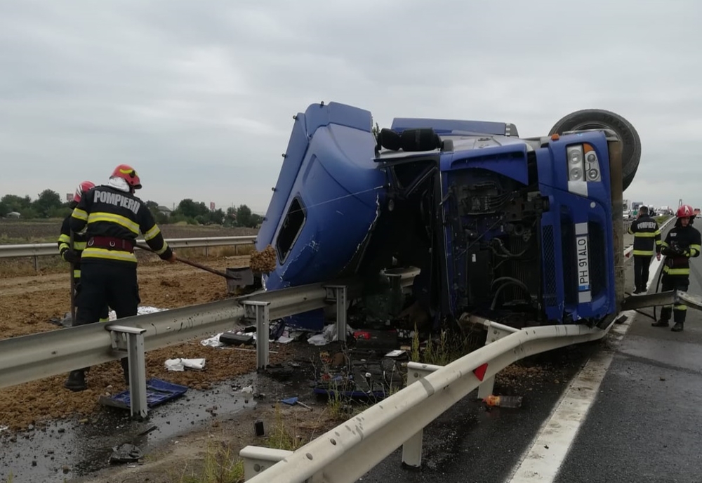 Accident pe A3, în zona Bărcănești, Prahova – Un camion de mare tonaj s-a răsturnat, blocând traficul dinspre Ploiești spre Capitală