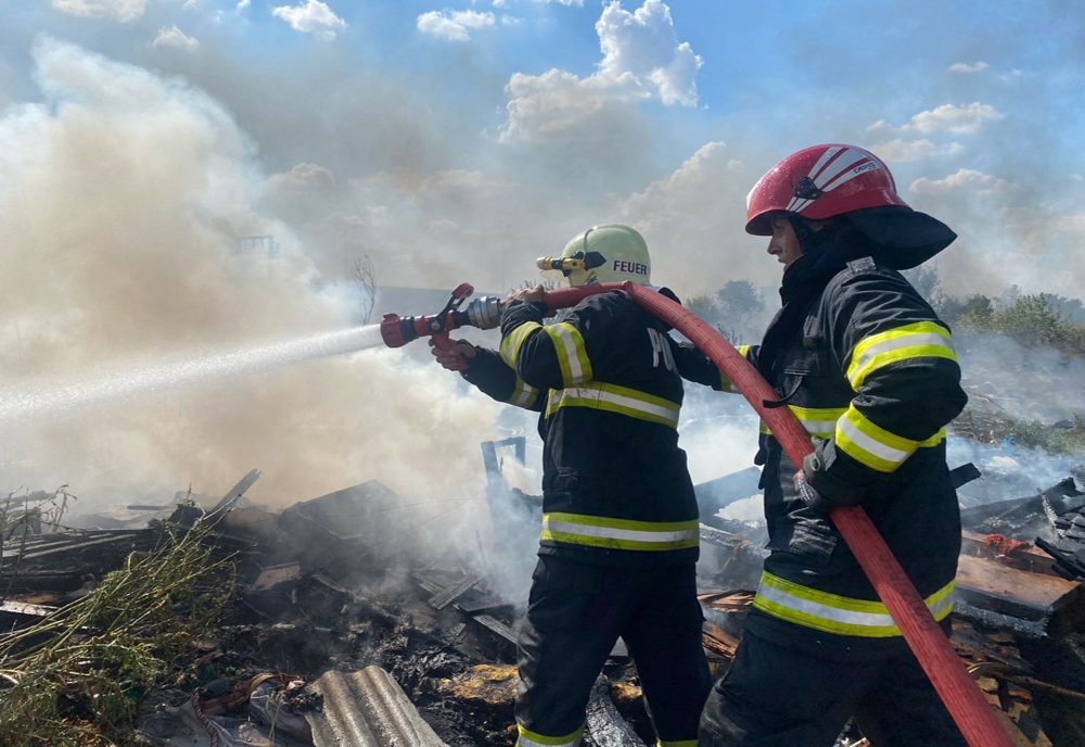 Cort cu ATV-uri cuprins de flăcări, în județul Arad