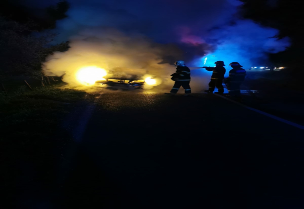 O mașină a ars ca o torță pe un drum din Alba! Șoferul a suferit arsuri