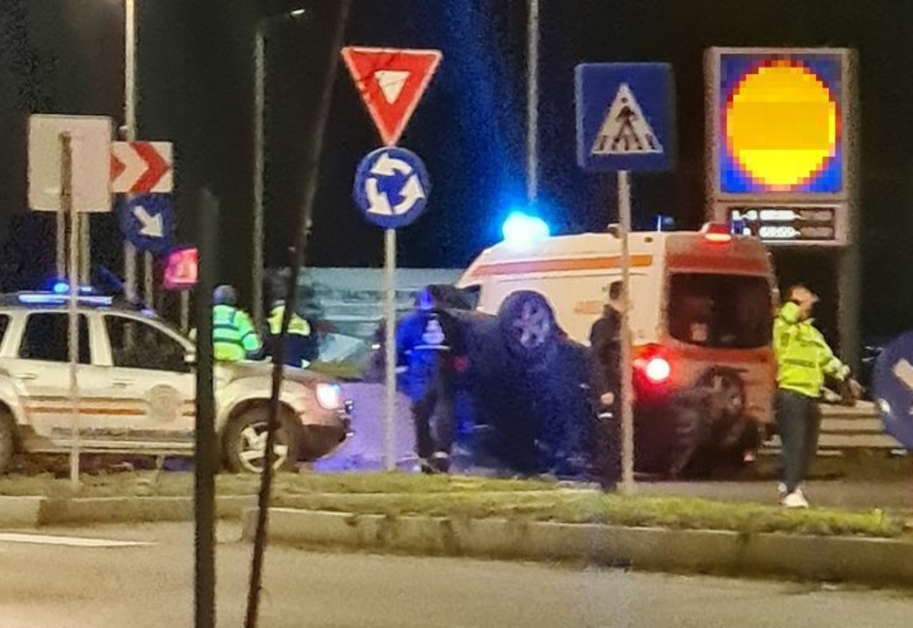 Un șofer neatent s-a înfipt cu mașina într-un sens giratoriu de la intrarea în Timișoara