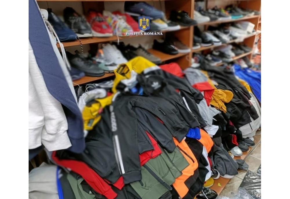 Articole de îmbrăcăminte contrafăcute, în valoare de 60.000 de lei, confiscate de polițiștii dâmboviţeni