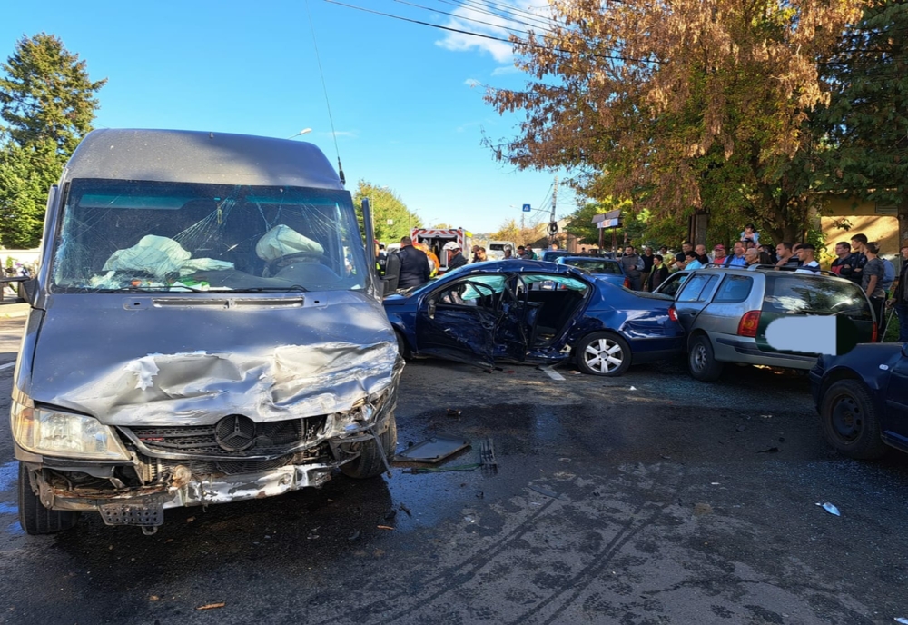 Accident în care a fost implicat un microbuz, la Lugoj, victime încarcerate