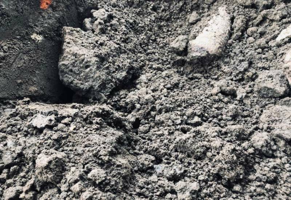 Bombă neexplodată în război, găsită de un bărbat îngropată lângă fundaţia casei sale