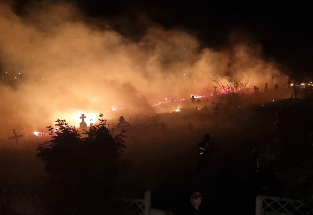 VIDEO Cimitir distrus de flăcări în județul Tulcea