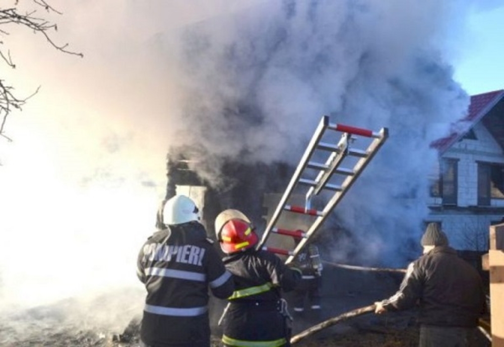 Un bărbat din Dâmboviţa a făcut atac de panică după ce i-a luat foc casa