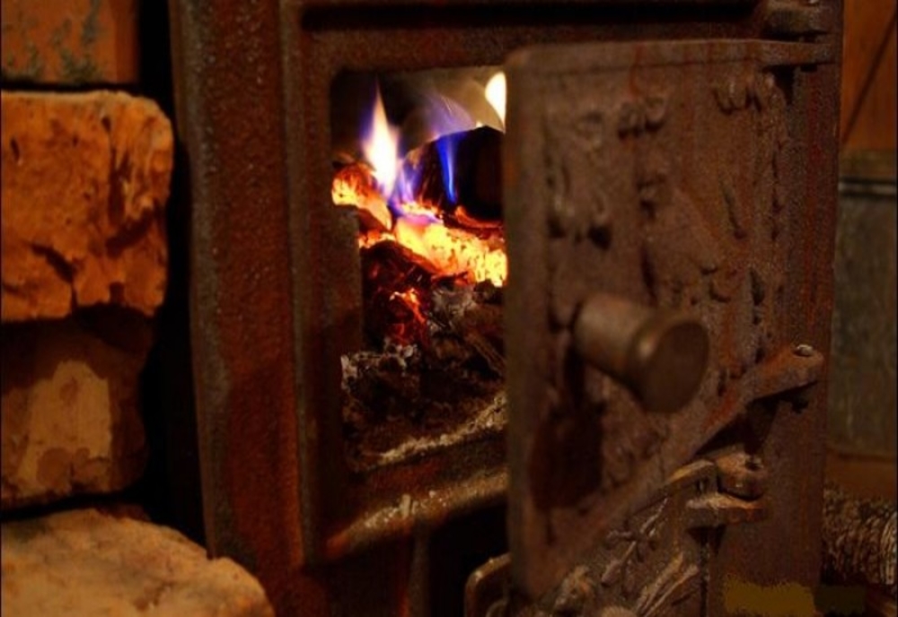 Plafonarea prețului lemnului de foc BLOCHEAZĂ distribuția. Specialiștii avertizează: Urmează o PENURIE