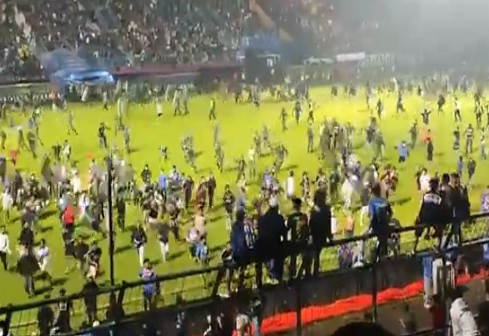 Indonezia: Aproape 200 de persoane au murit după ce fanii au invadat terenul la un meci de fotbal