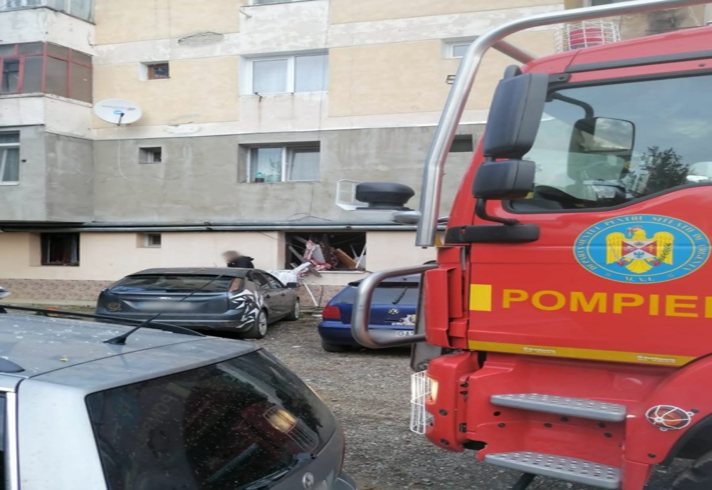 Explozie într-un bloc din Vatra Dornei: Mai multe apartamente afectate / Două autoturisme avariate