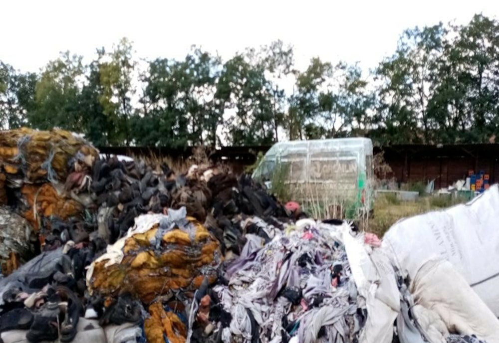 Deşeuri reciclabile, găsite pe un teren din Constanța. Societatea a fost amendată cu 50.000 de lei