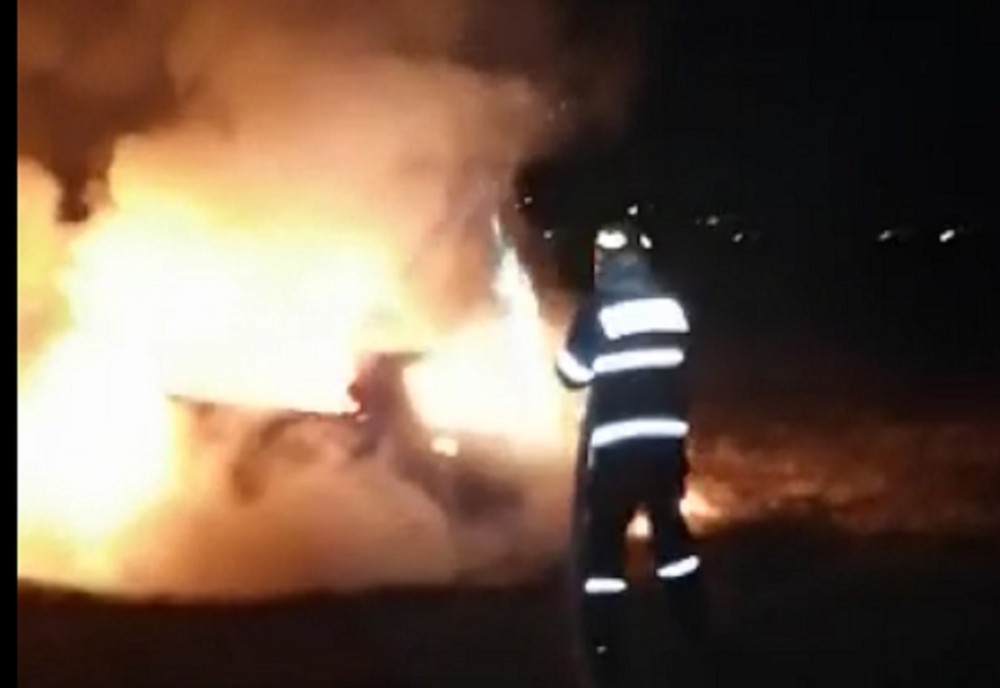 Prahova. Mașină mistuită de flăcări noaptea trecută în Ploiești