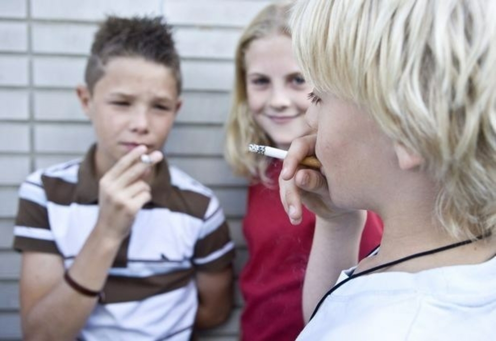 Minorii care fumează în spaţiile publice vor fi amendaţi. Proiectul a fost depus la Senat