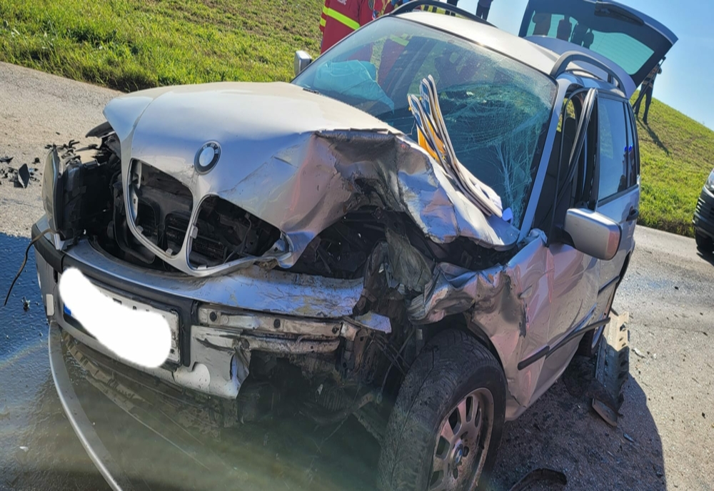 Accident grav pe o șosea din județul Timiș: șoferii mașinilor implicate au rămas prinși în interiorul acestora