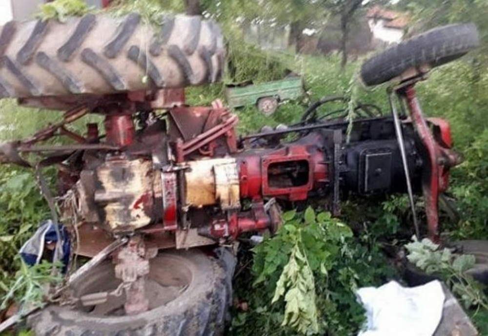 Un bărbat de 69 de ani din Giurgiu s-a urcat beat şi fără permis la volanul unui tractor şi s-a răsturnat cu el pe o stradă din localitate