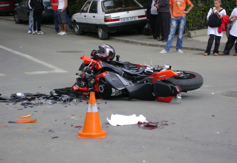 Accident pe DNCB, la Otopeni. Un motociclist a fost transportat la spital, traficul  a fost restricţionat