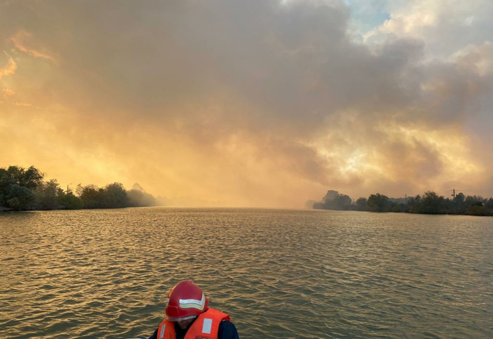 FOTO Incendiu uriaş în apropiere de Sulina. Salvatorii în pericol