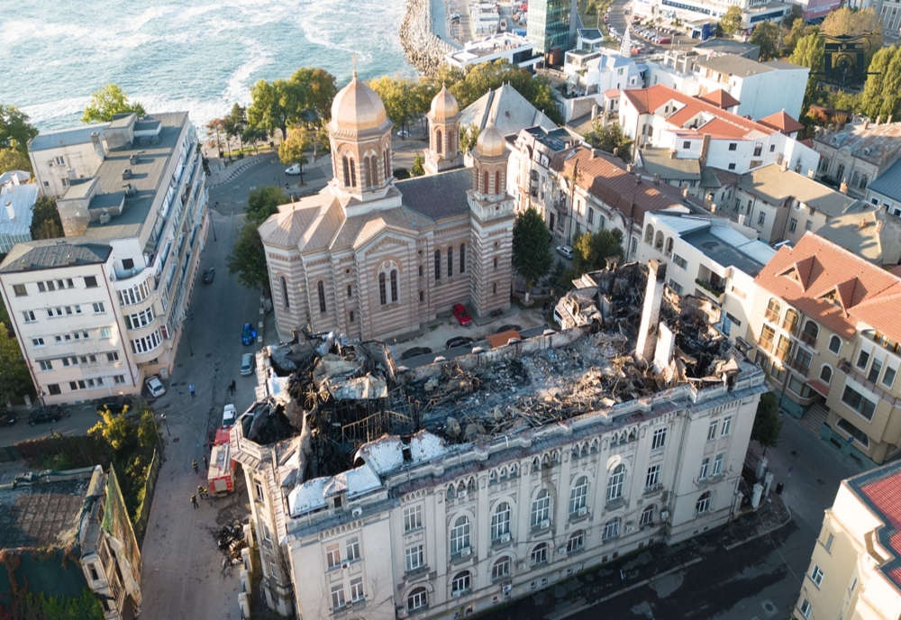Foto Incendiul izbucnit la Palatul Arhiepiscopal a fost lichidat