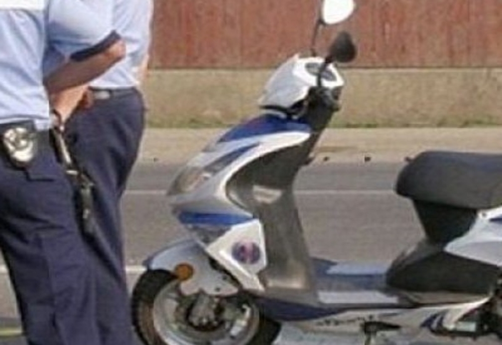 Teribilist prins fără permis pe un moped neînmatricuat