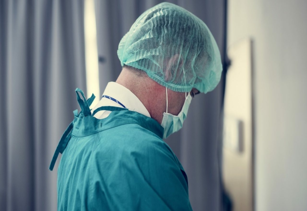 Medic chirurg de la Spitalul Orășenesc Găești, acuzat că nu a făcut nicio operație în ultimul an. Salariul său este unul uriaș