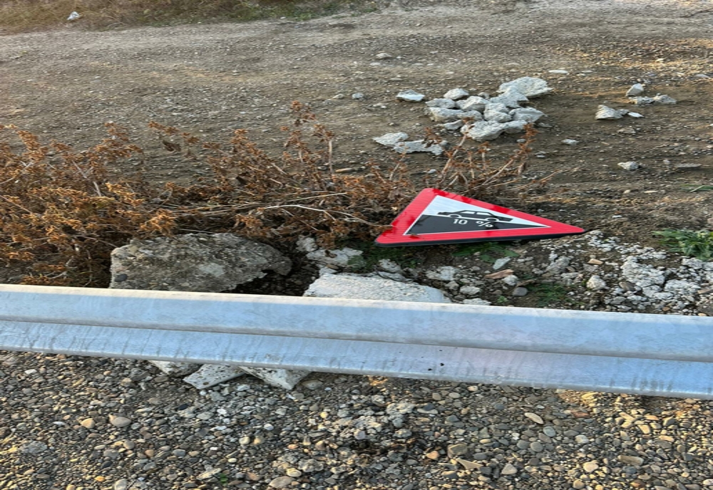 Vandalism pe un drum din Botoșani! Au spart cimentul în care erau prinse semnele de circulație pentru a fura țevile