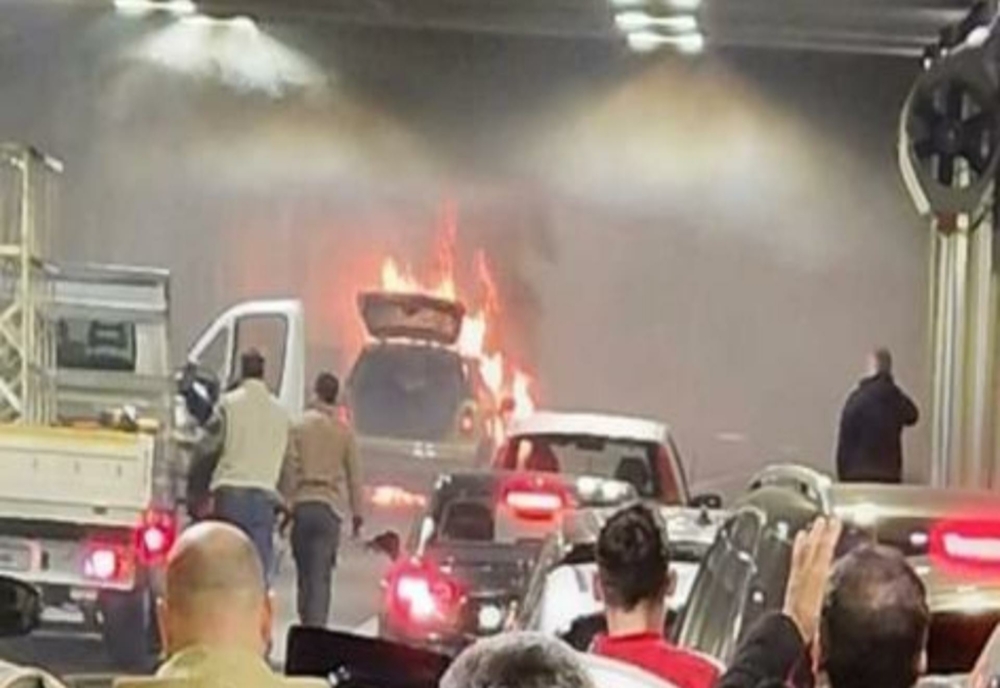 Mașină în flăcări, în Pasajul Unirii, din București – circulația este OPRITĂ
