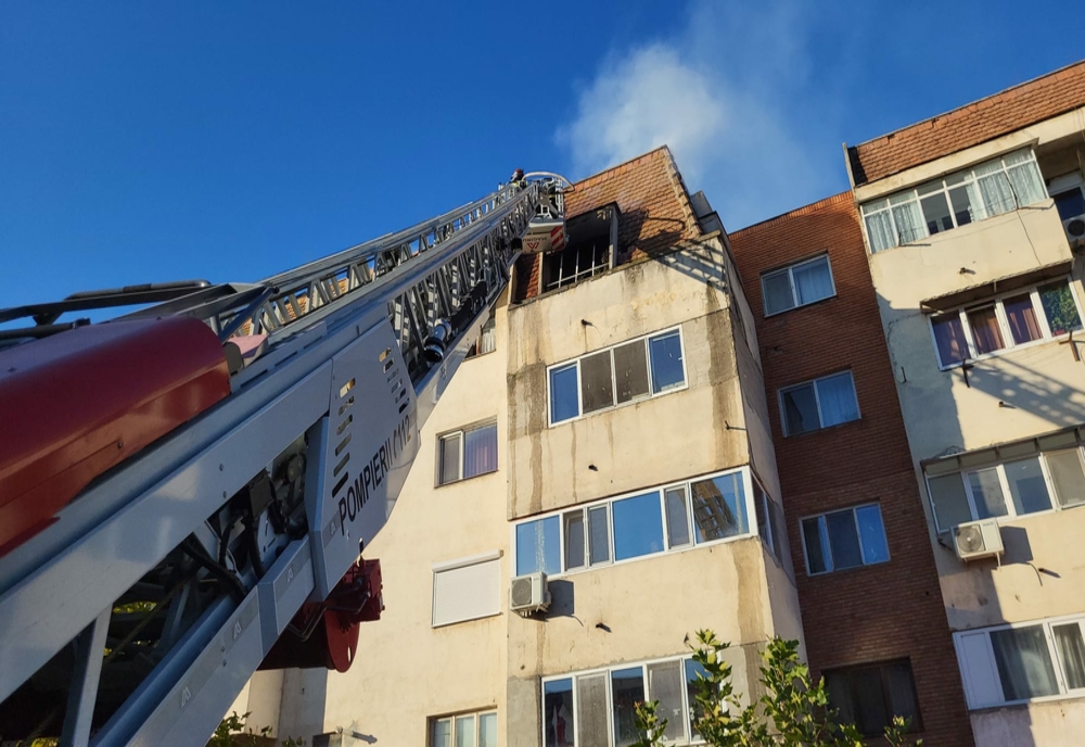 Incendiu violent într-un apartament din Giurgiu. Cinci persoane, evacuate de pompieri. Restul locatarilor s-au autoevacuat