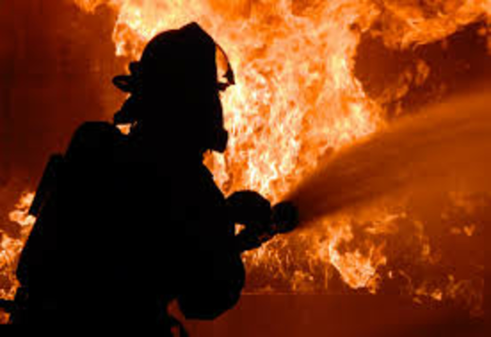 Bărbat carbonizat într-un incendiu care a distrus o casă. Trei persoane cu arsuri grave, la spital