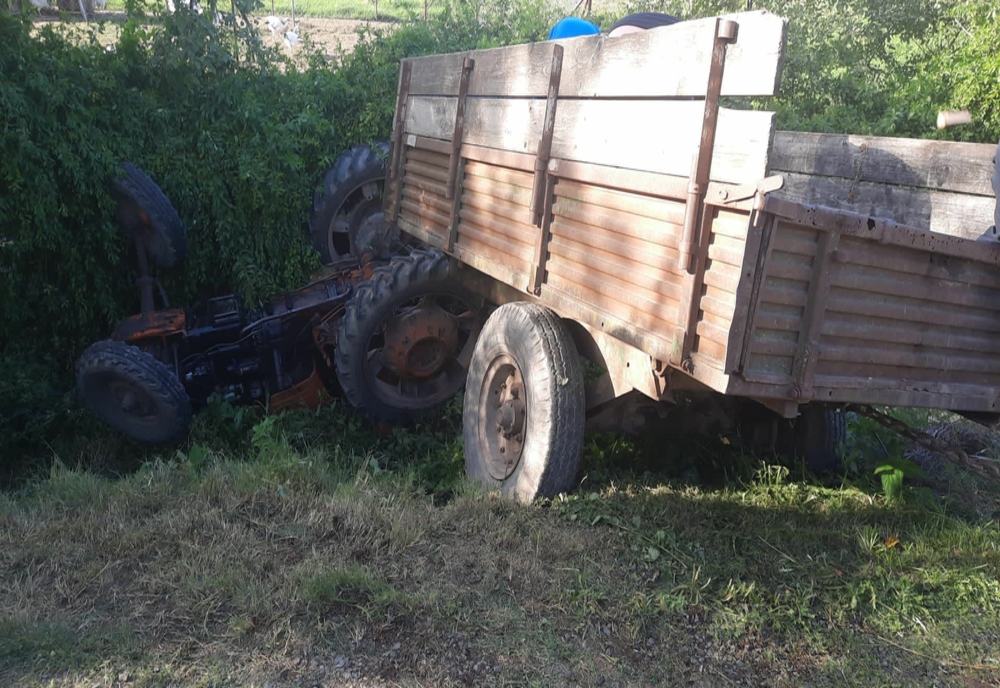 Accident cumplit în județul Arad: un bărbat a murit prins sub un tractor