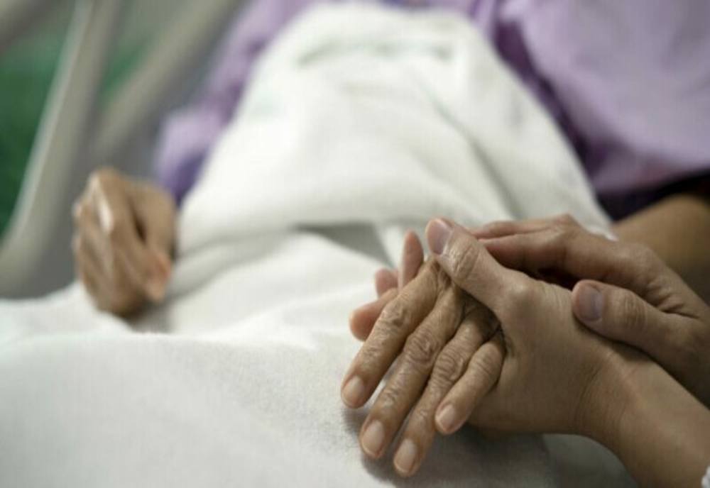Dâmbovița. Persoanele care îngrijesc bolnavii de cancer beneficiază de concediu medical și de o indemnizație!