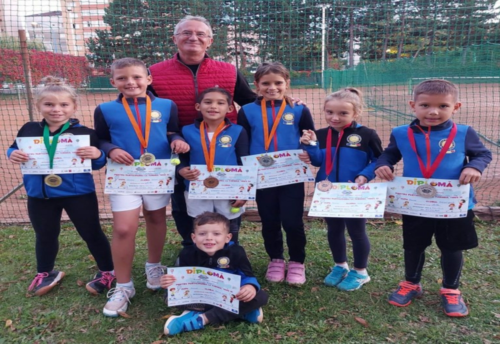 Medalii de aur obţinute de micuţii tenismeni ai profesorului Cătălin Paraschiv