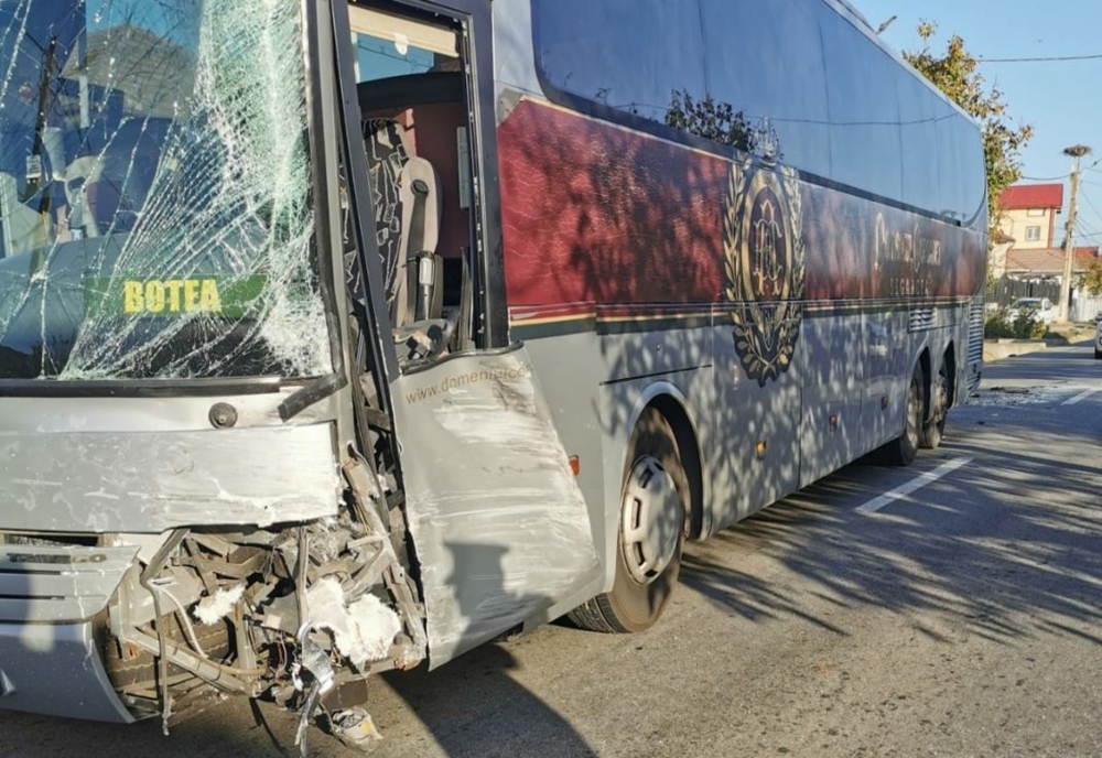 Accident între un autoturism şi un autobuz, în Dolj