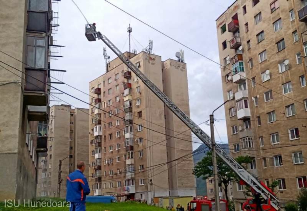 Tragedie în Alba Iulia: Un bărbat de 80 ani a murit după ce a căzut de la etajul 4 al unui bloc
