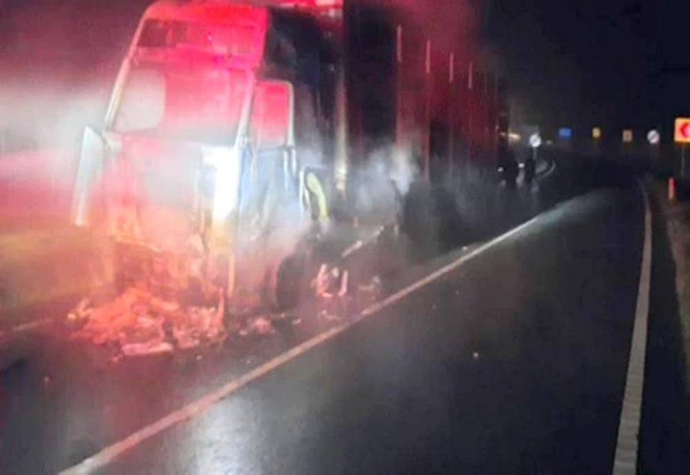 Incendiu pe DN1, în comuna Brazi. Un autocamion încărcat cu porumb a fost cuprins de flăcări