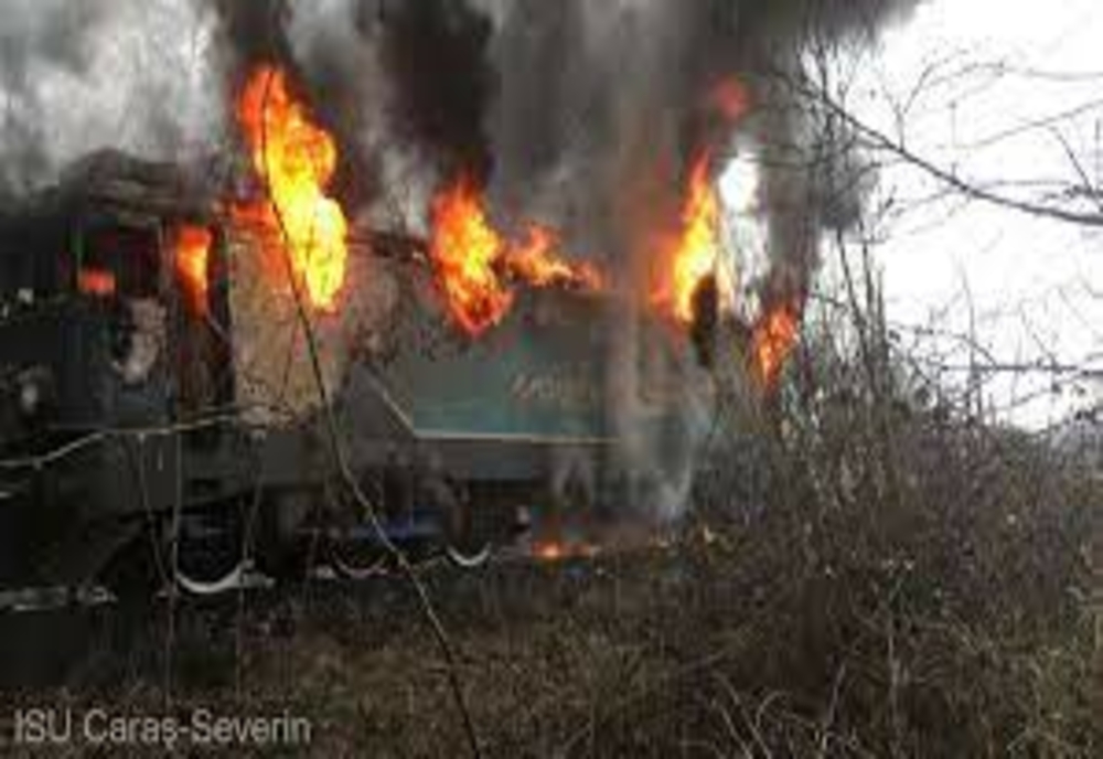 O locomotivă a luat foc în gara Slatina Timiș