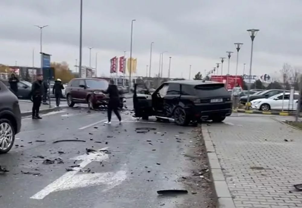 Accident în parcarea Mall Băneasa. Patru autoturisme au intrat în coliziune