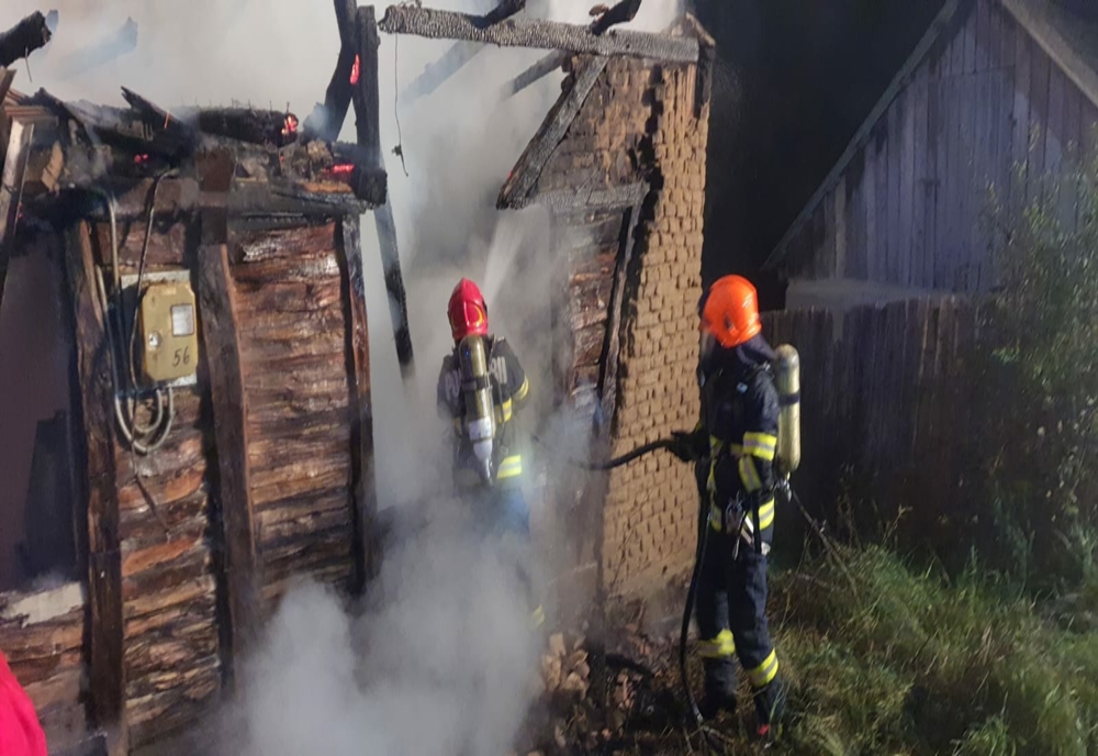 Bărbat mort într-un incendiu care i-a cuprins casa, într-o localitate din județul Caraș-Severin