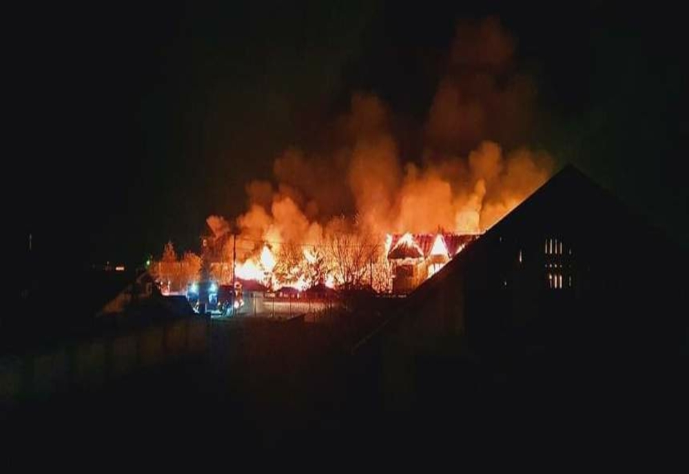 Incendiu puternic la un cunoscut restaurant din Galați: 15 persoane s-au autoevacuat