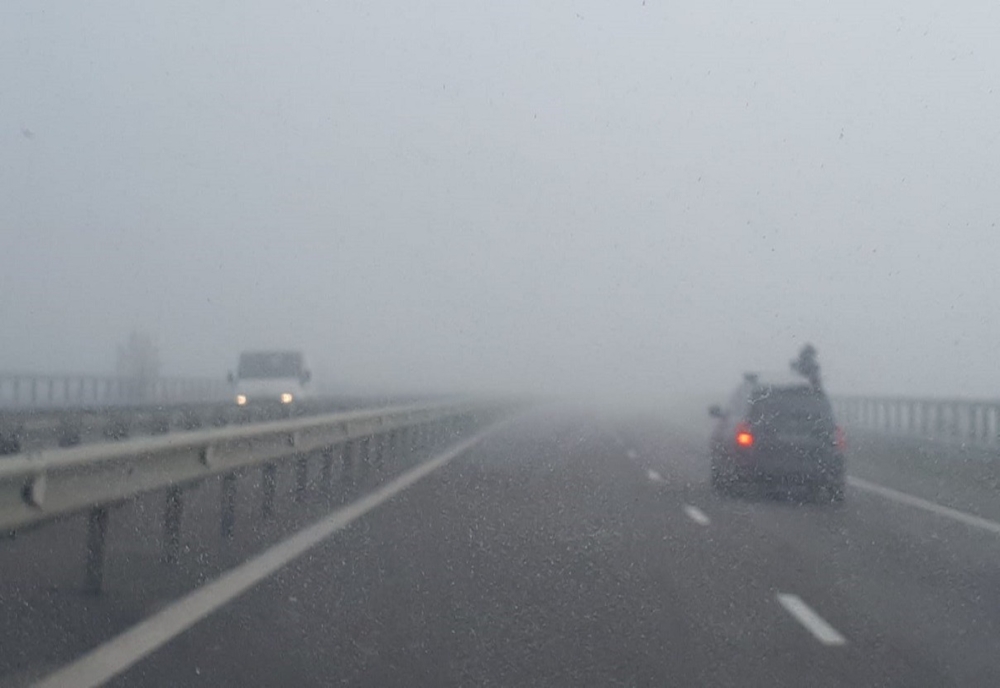 Atenție, șoferi! Ceața reduce vizibilitatea pe autostrăzile A1 și A2