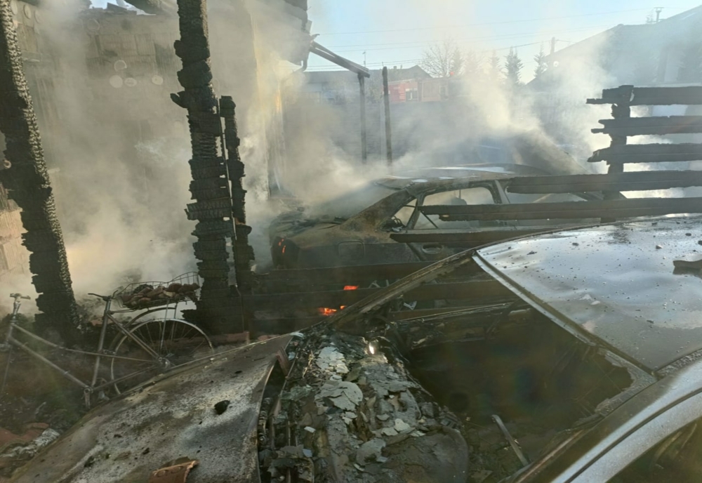 Incendiu puternic în județul Timiș: un duplex și două mașini, distruse