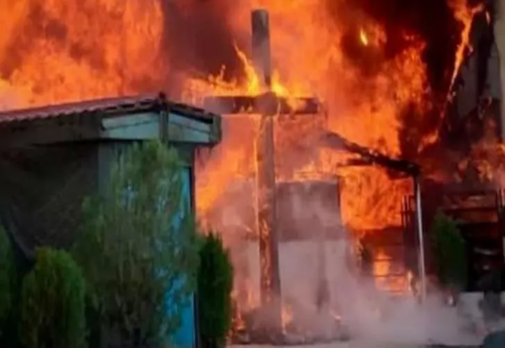 Incendiu violent, la o biserică veche de 70 de ani, din Vaslui: acoperișul și turla, mistuite de foc