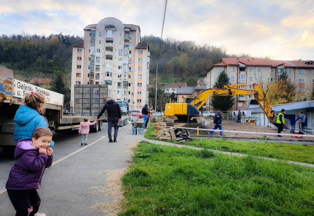 La Reșița au început lucrările la noul loc de joacă din zona Valea Domanului