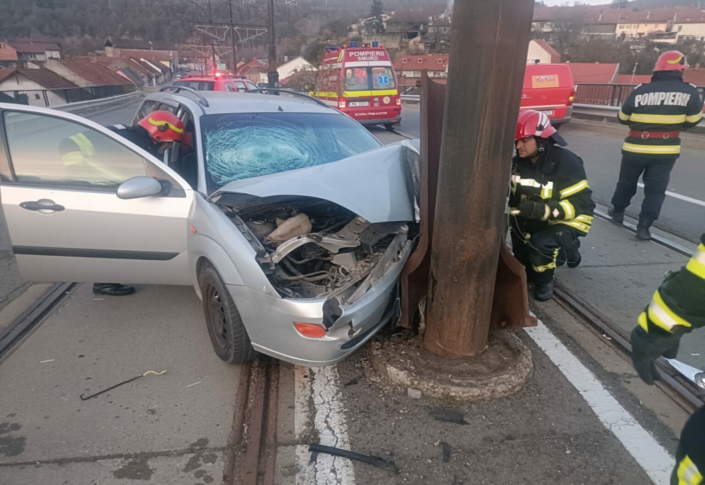 Accident la Reșița, o mașină s-a izbit de un stâlp aflat între sensurile de mers