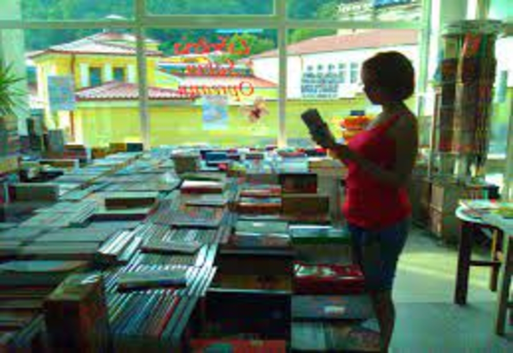 Campanie de donaţii pentru salvarea singurei librării din Băile Herculane
